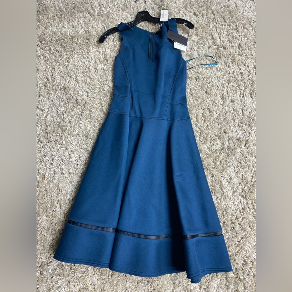 Size: 6 woman
With tag 
Brand: Donna Karan
Blue or turquoise
Dress